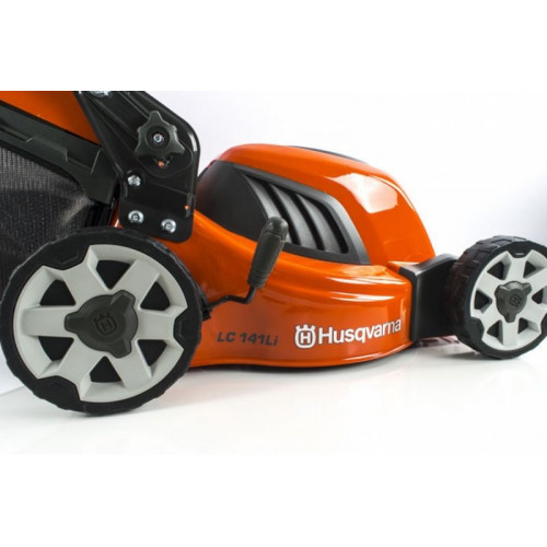 Аккумуляторная газонокосилка Husqvarna LC141Li