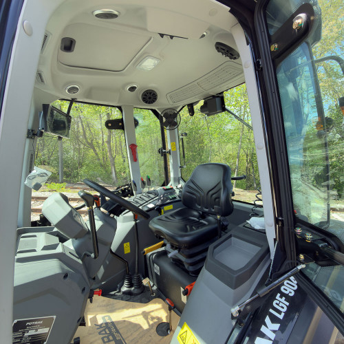 Трактор Fotrak LGF 904 з кондиціонером