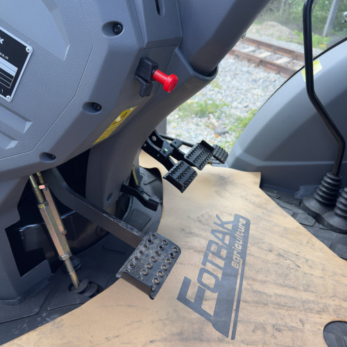 Трактор Fotrak LGF 904 з кондиціонером