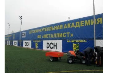 Снегоуборочная техника на футбольном стадионе