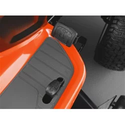 Садовий міні-трактор Husqvarna CTH 184 T для догляду за футбольним полем