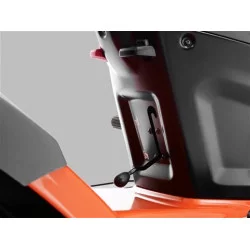 Садовий міні-трактор Husqvarna CTH 184 T для догляду за футбольним полем